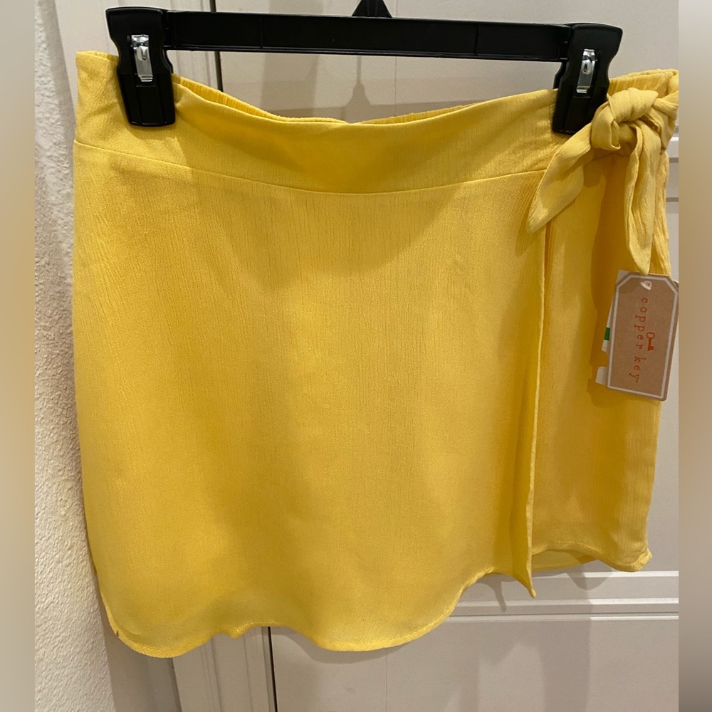 NWT Juniors yellow wrap front skirt/ skort sz Large